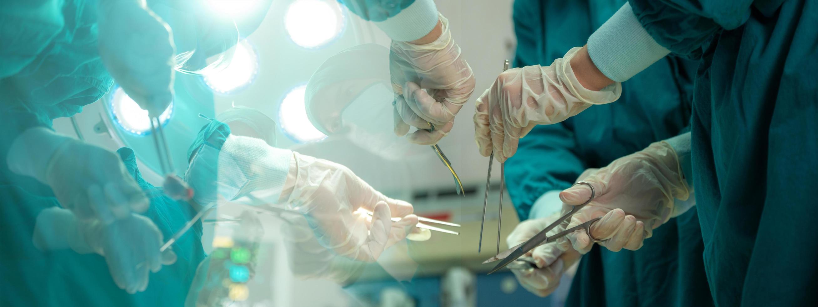 lo sfondo del banner del team di medici chirurgici professionisti sta lavorando nella sala operatoria dell'ospedale, concetto di lavoro di squadra della persona del chirurgo della medicina foto