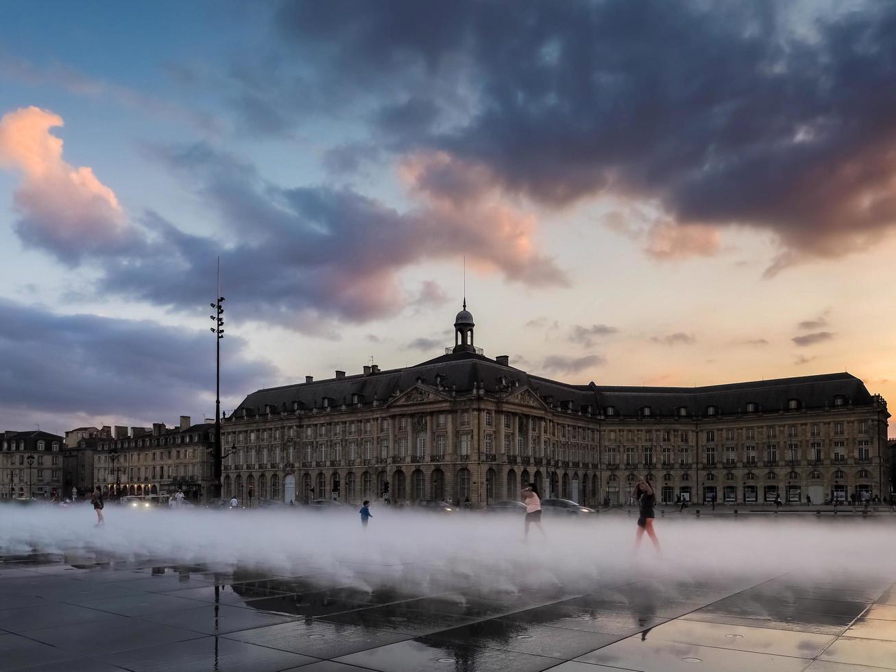 bordeaux, francia, 2016. miroir d'eau a place de la bourse a bordeaux foto