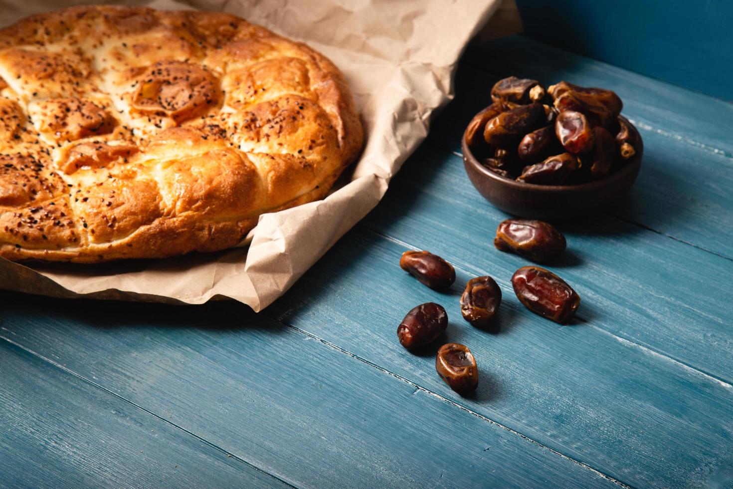 concetto di mese ramazan con pide foto