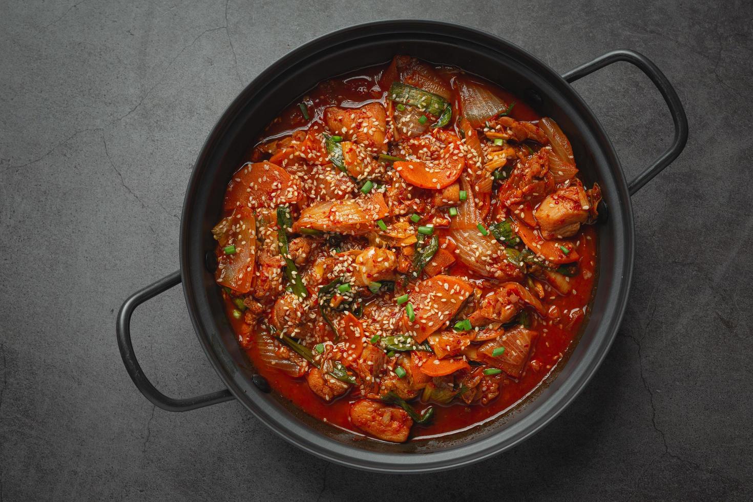 pollo fritto in pentola calda con salsa piccante in stile coreano foto