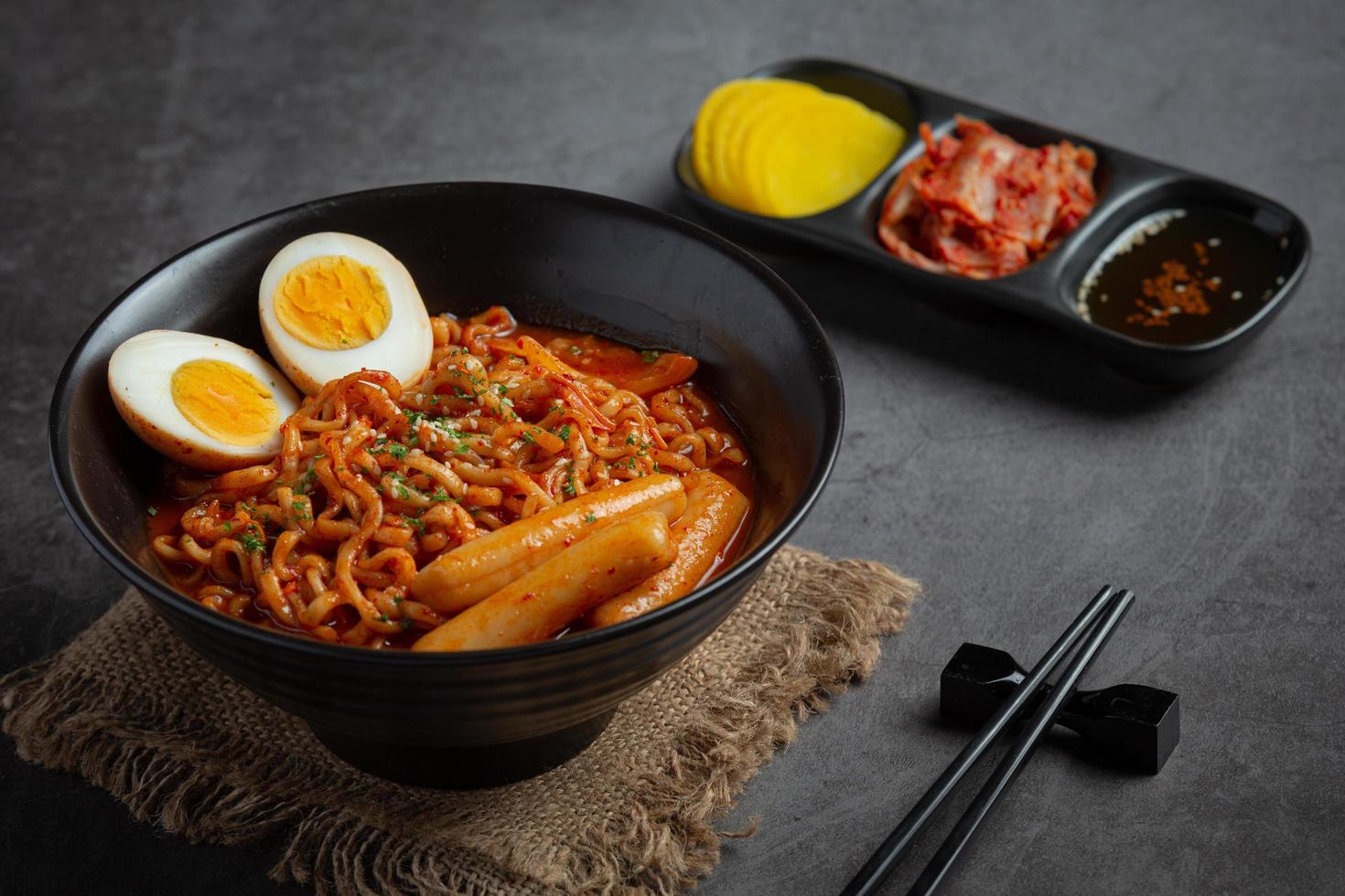 noodle istantanei coreani e tteokbokki in salsa piccante coreana, cibo antico foto