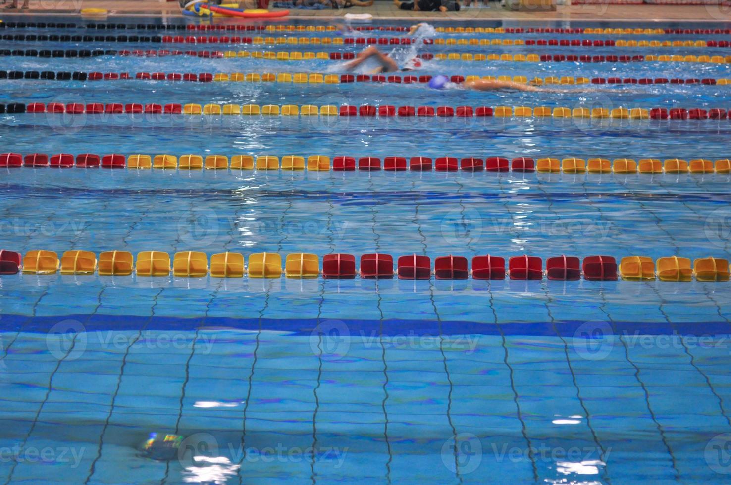 una piscina con onde d'acqua blu foto