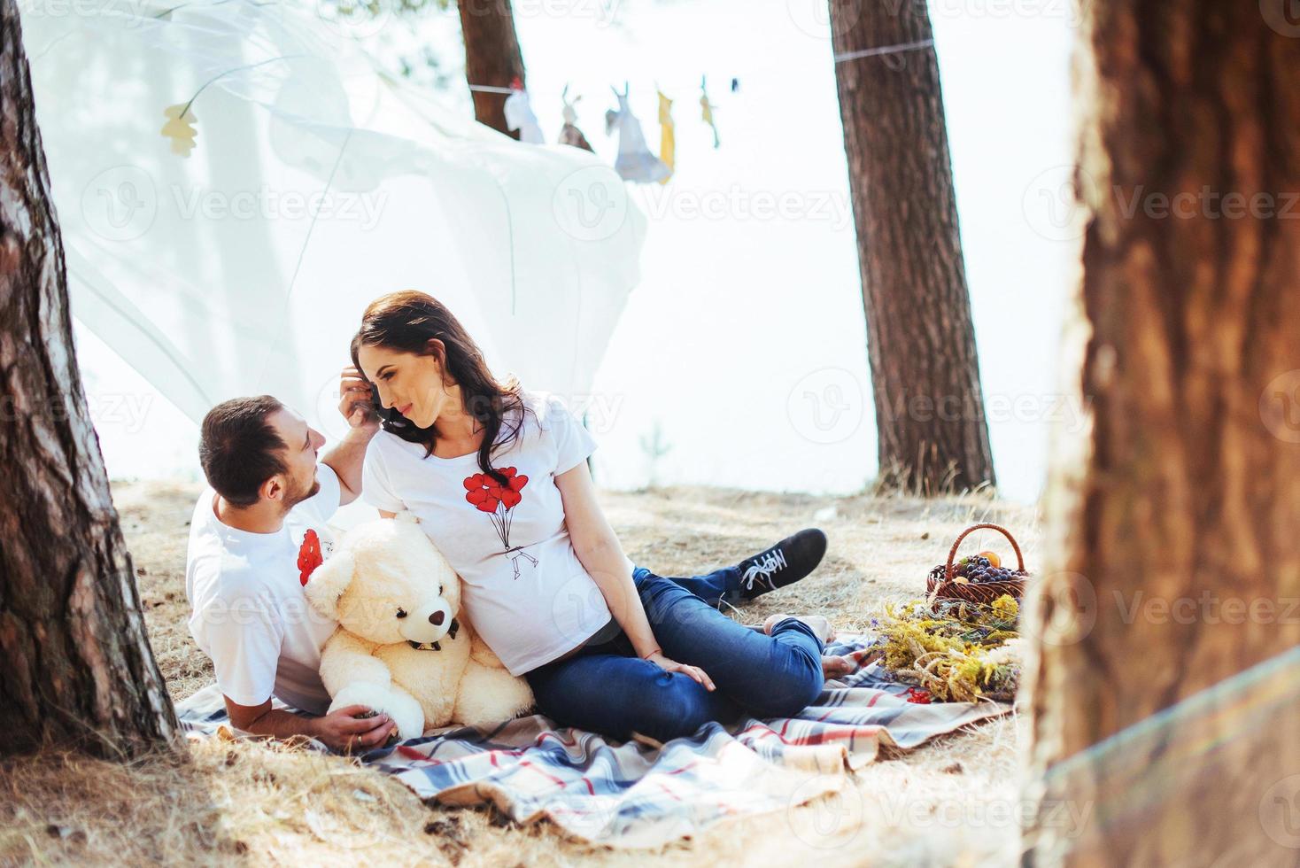 donna incinta con suo marito a un picnic. foto