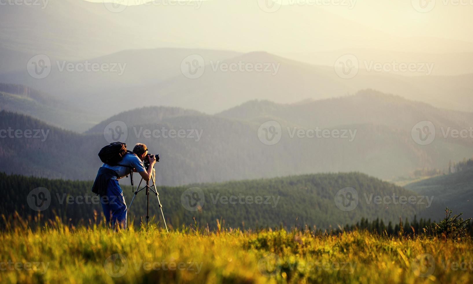 fotografo ha fotografato le montagne in estate, fotografa la nebbia foto