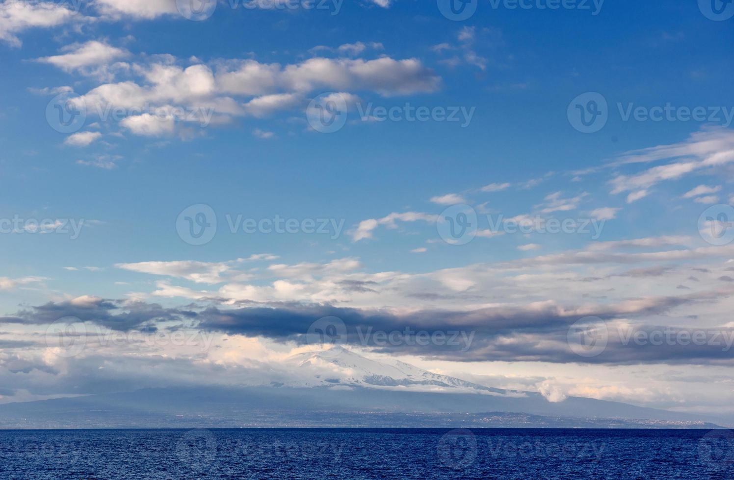 panorama primaverile del mare costa città trapany sicilia italia. foto