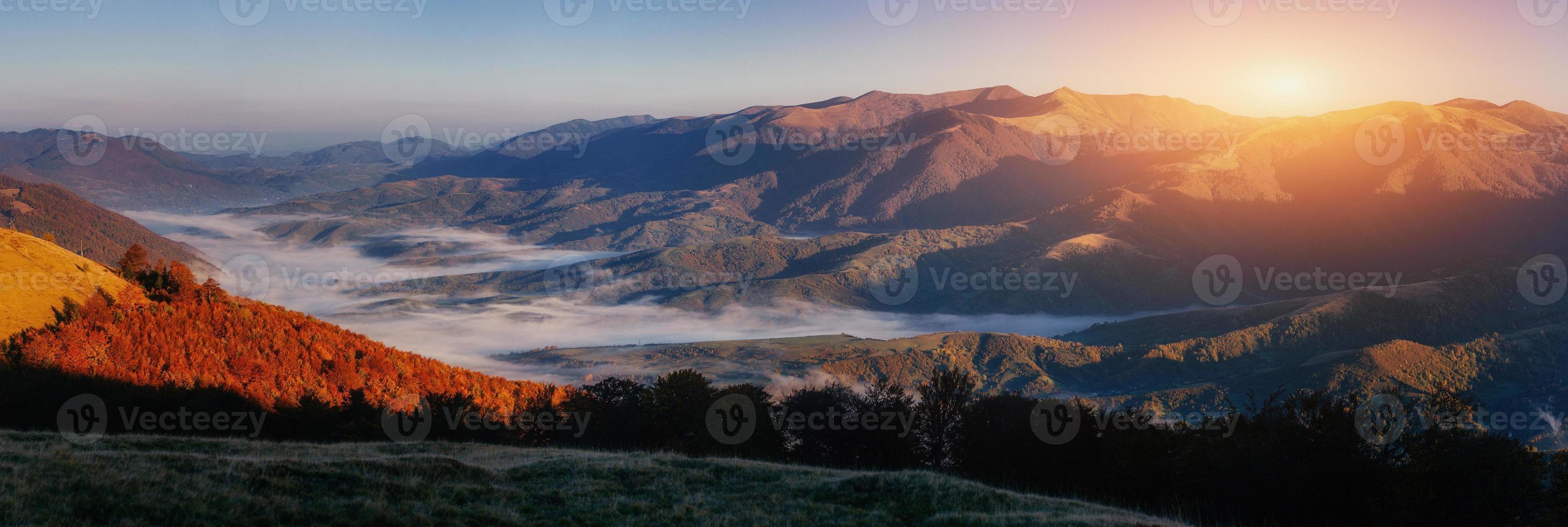 montagne innevate nella nebbia. autunno al lago koruldi. foto