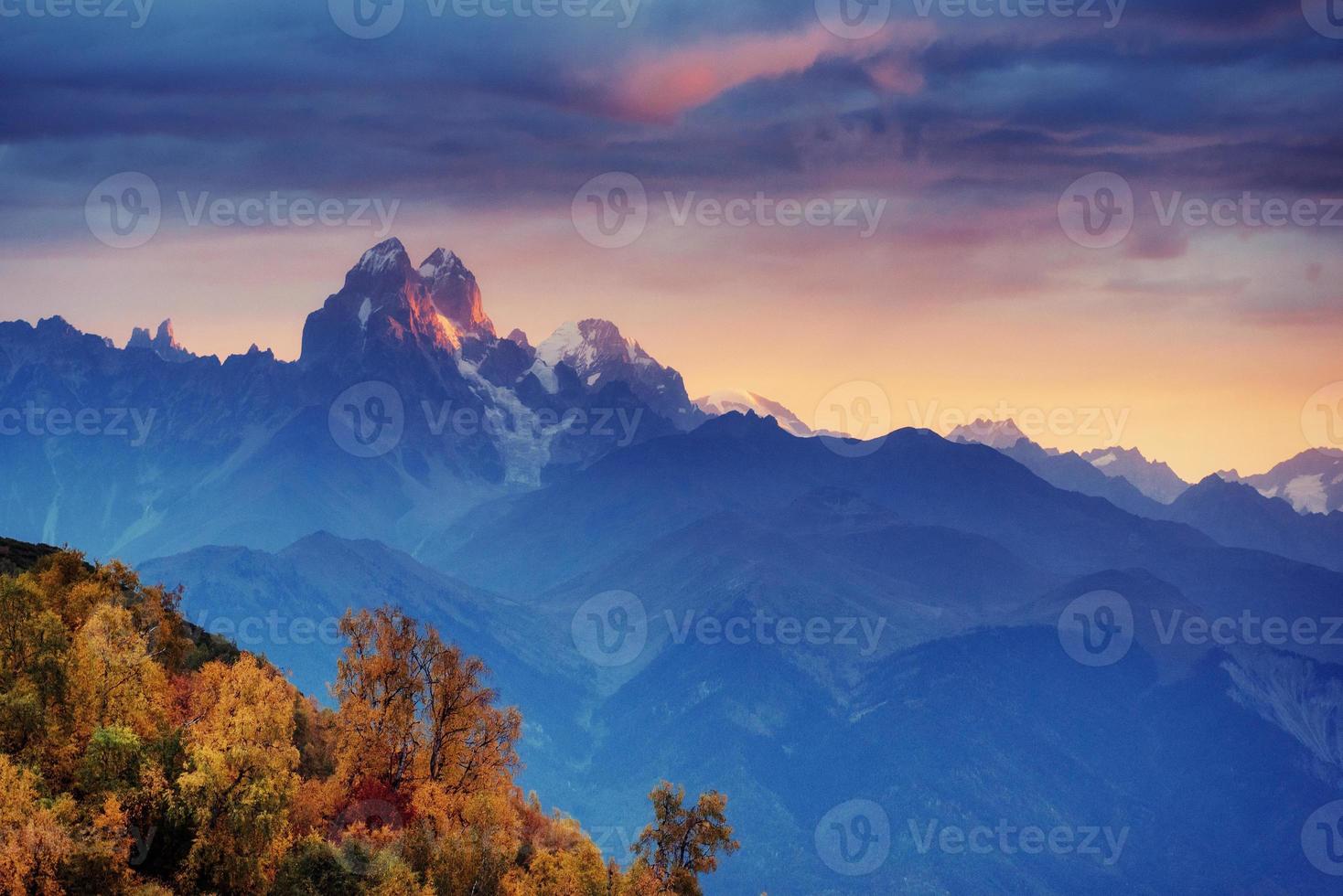 paesaggio autunnale e cime innevate. foto