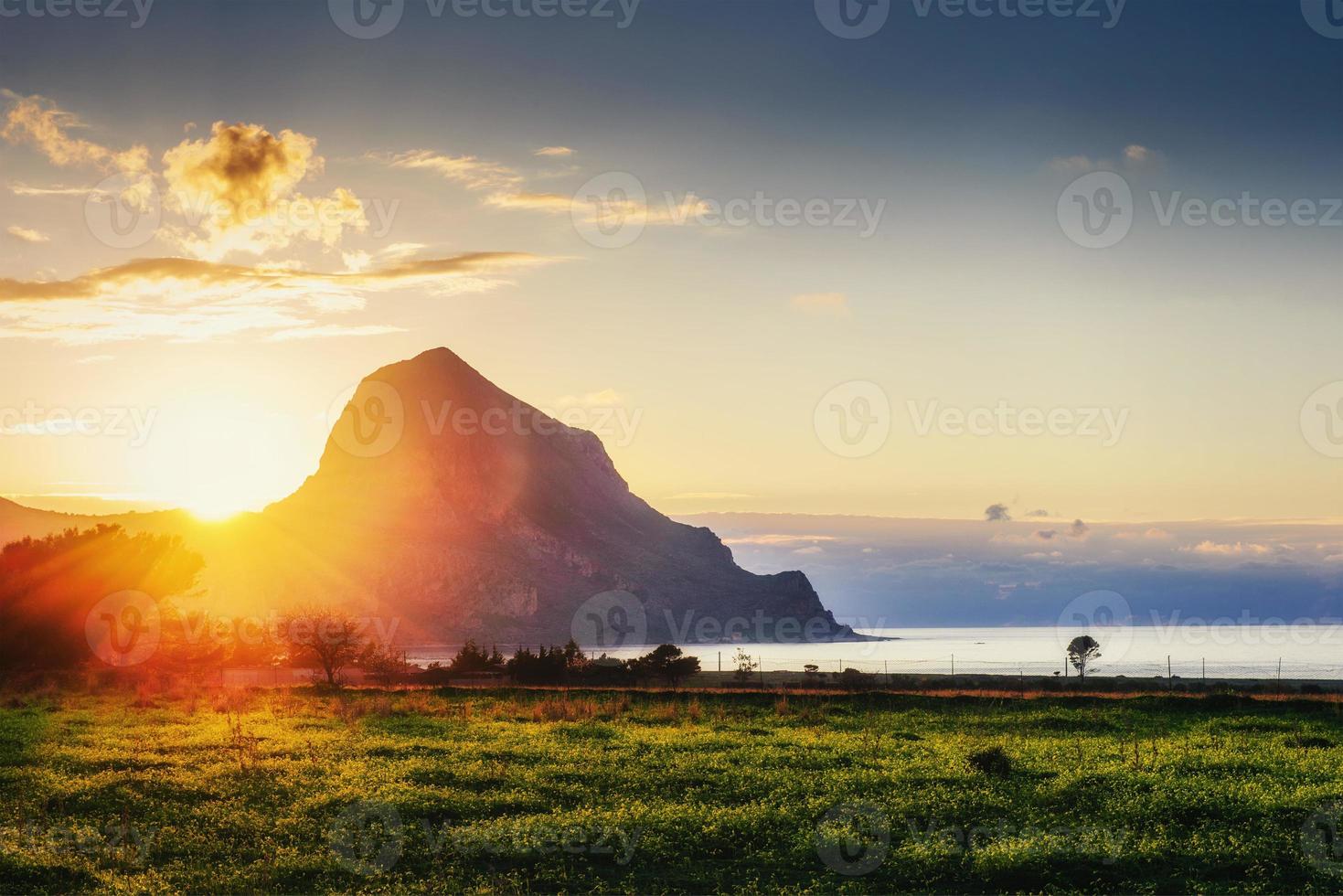 vista primaverile della costa al tramonto città trapani. sicilia foto