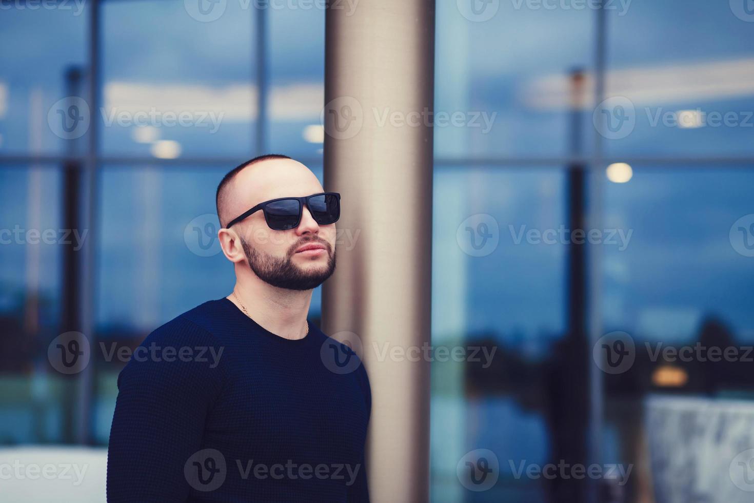 uomo barbuto in occhiali da sole foto