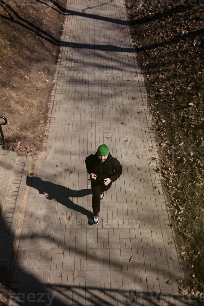 uomo sano che corre nel parco foto