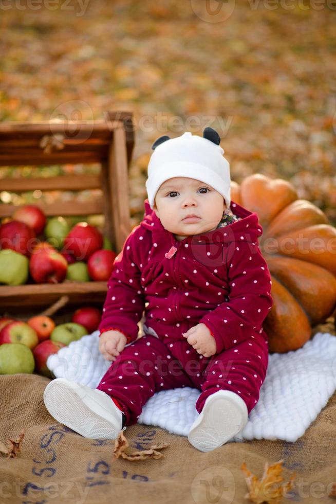 bambina felice nel parco autunnale foto