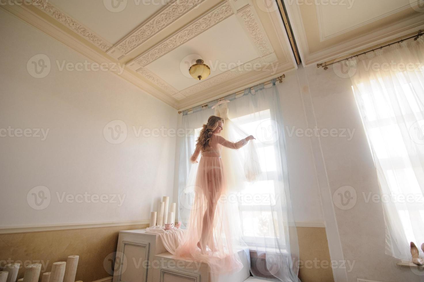 mattina di una bella giovane sposa in un abito boudoir. foto