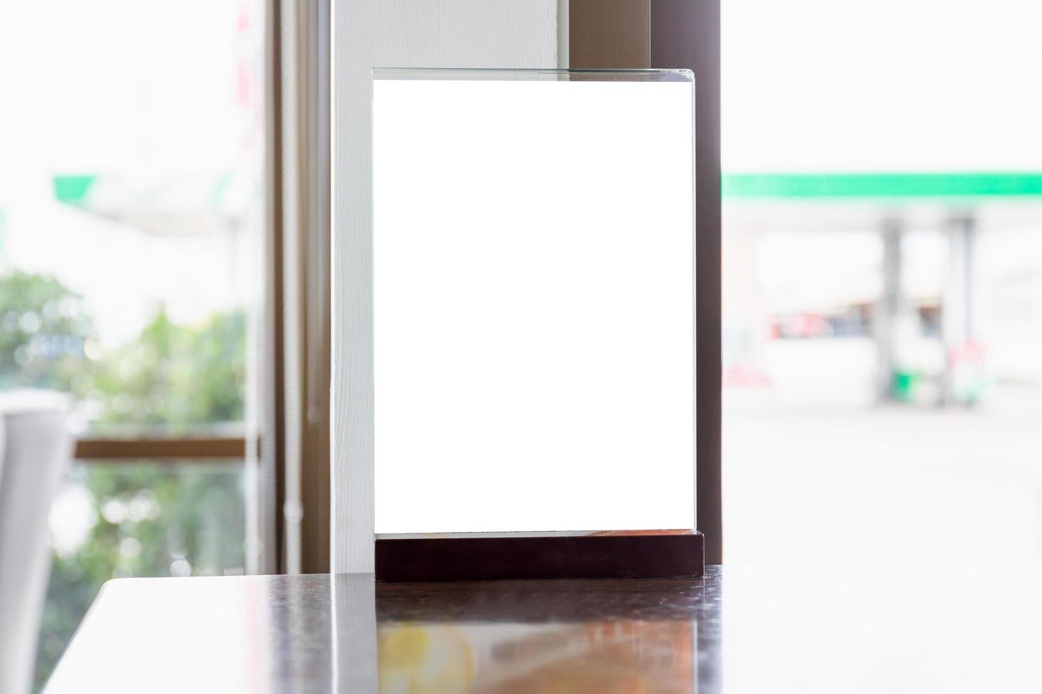 espositore per poster con supporto trasparente in plastica di vetro mockup in bianco nella caffetteria foto