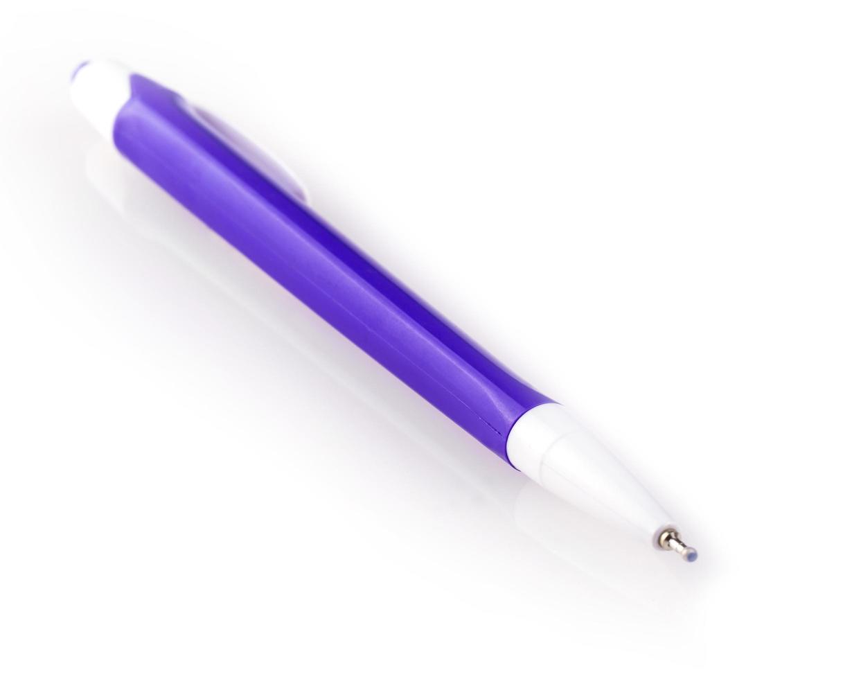 primo piano di penna viola su sfondo bianco foto