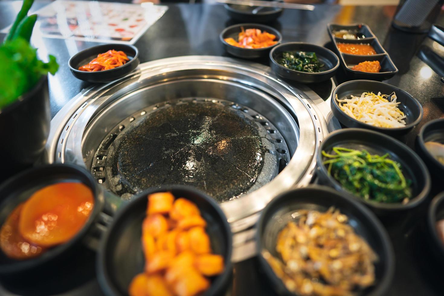 piastra di pietra calda per grigliate di carne barbecue corea asiatica. foto