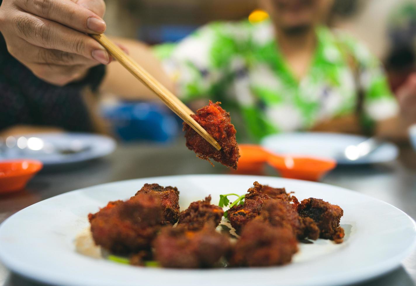 friggere le costolette di cibo asiatico locale al ristorante cinese foto