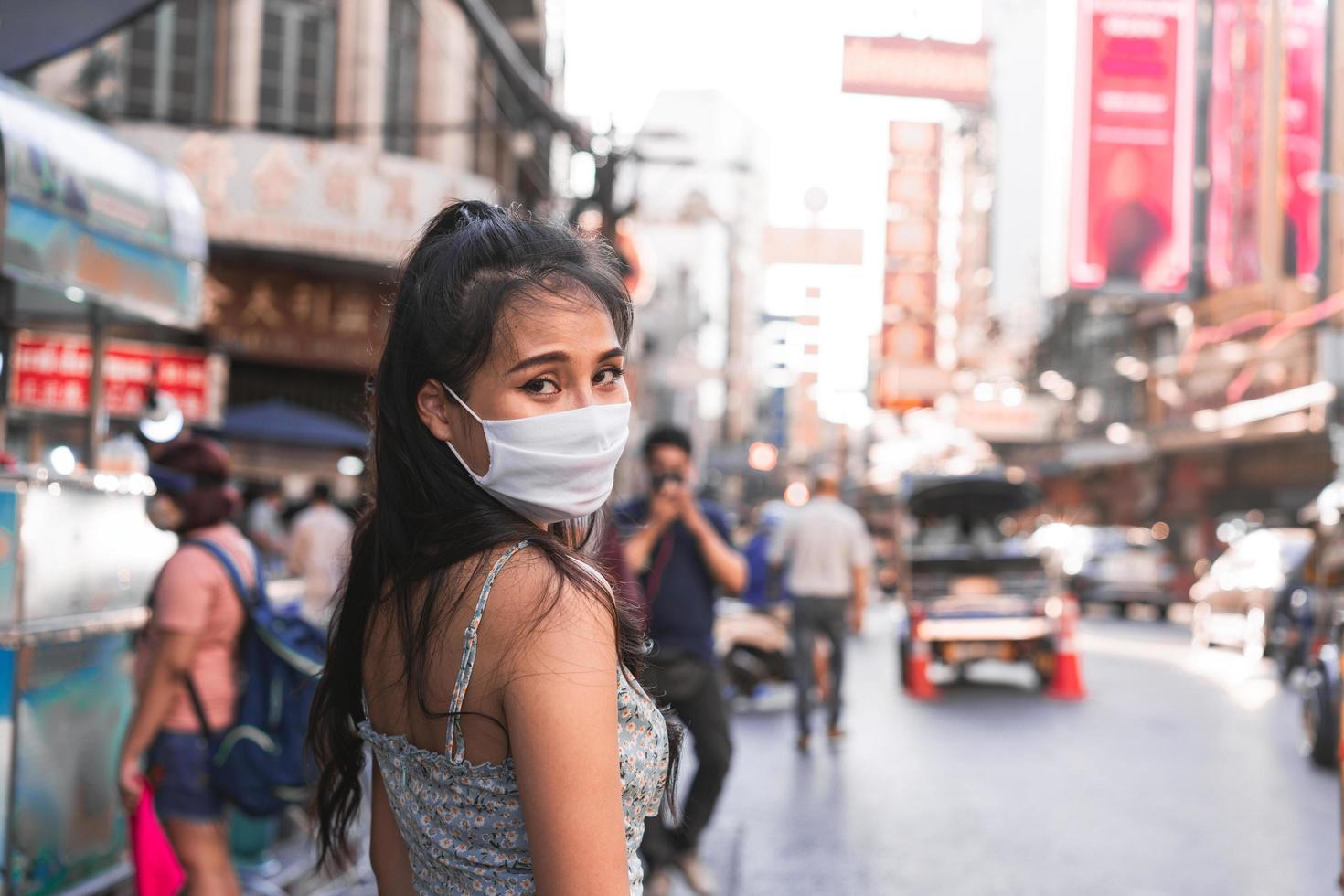 donna asiatica adulta pelle abbronzata indossare maschera sul viso per un nuovo stile di vita normale. foto