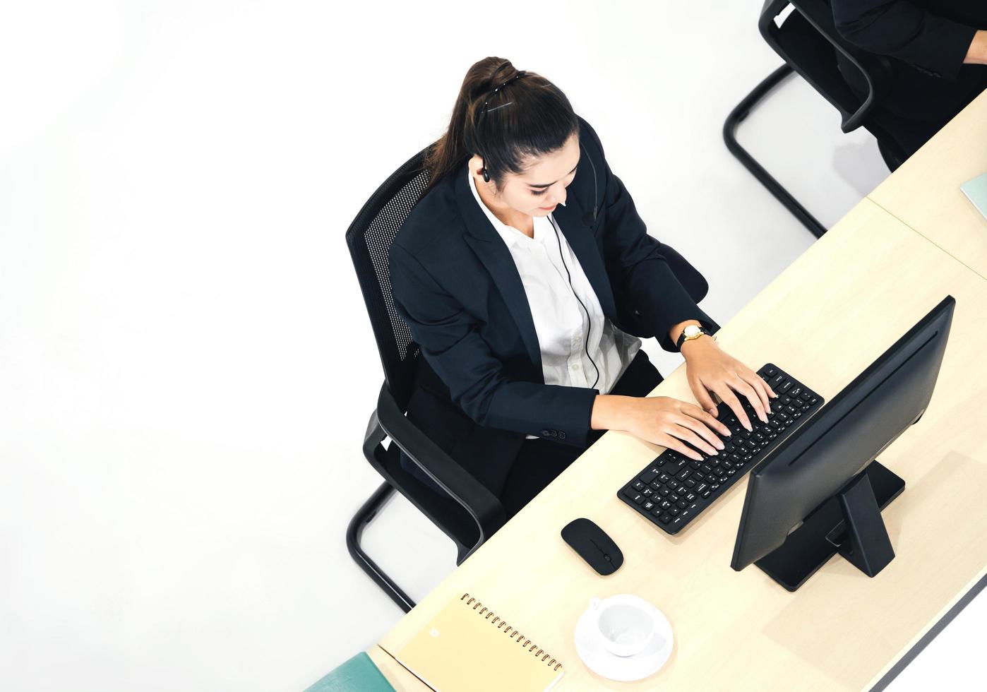 vista dall'alto del reparto di assistenza clienti del call center della donna d'affari asiatica adulta. foto