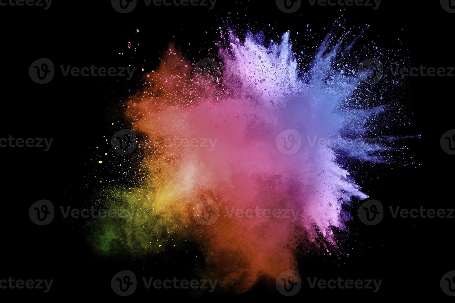 esplosione di polvere multicolore astratta su sfondo nero. congelare il movimento di schizzi di particelle di polvere di colore. dipinto holi. foto