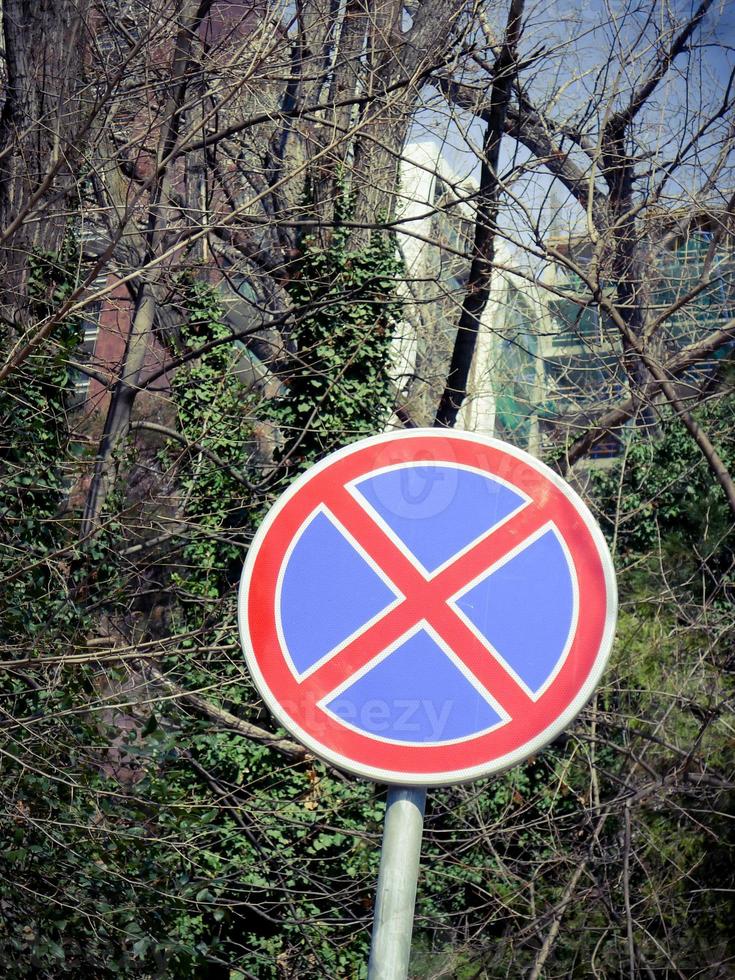 cartello regolamentare rosso e blu in strada. foto