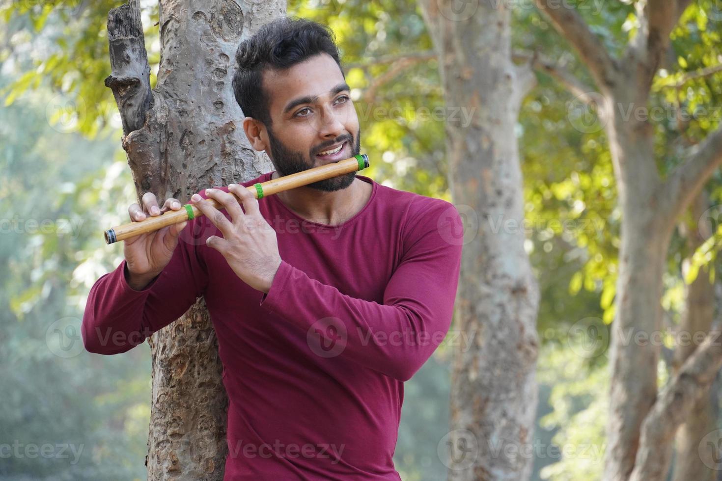 uomo che suona il flauto - strumento musicale indiano foto