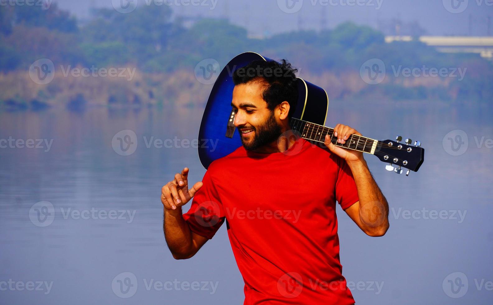 uomo che suona la chitarra acustica sulla barca. foto