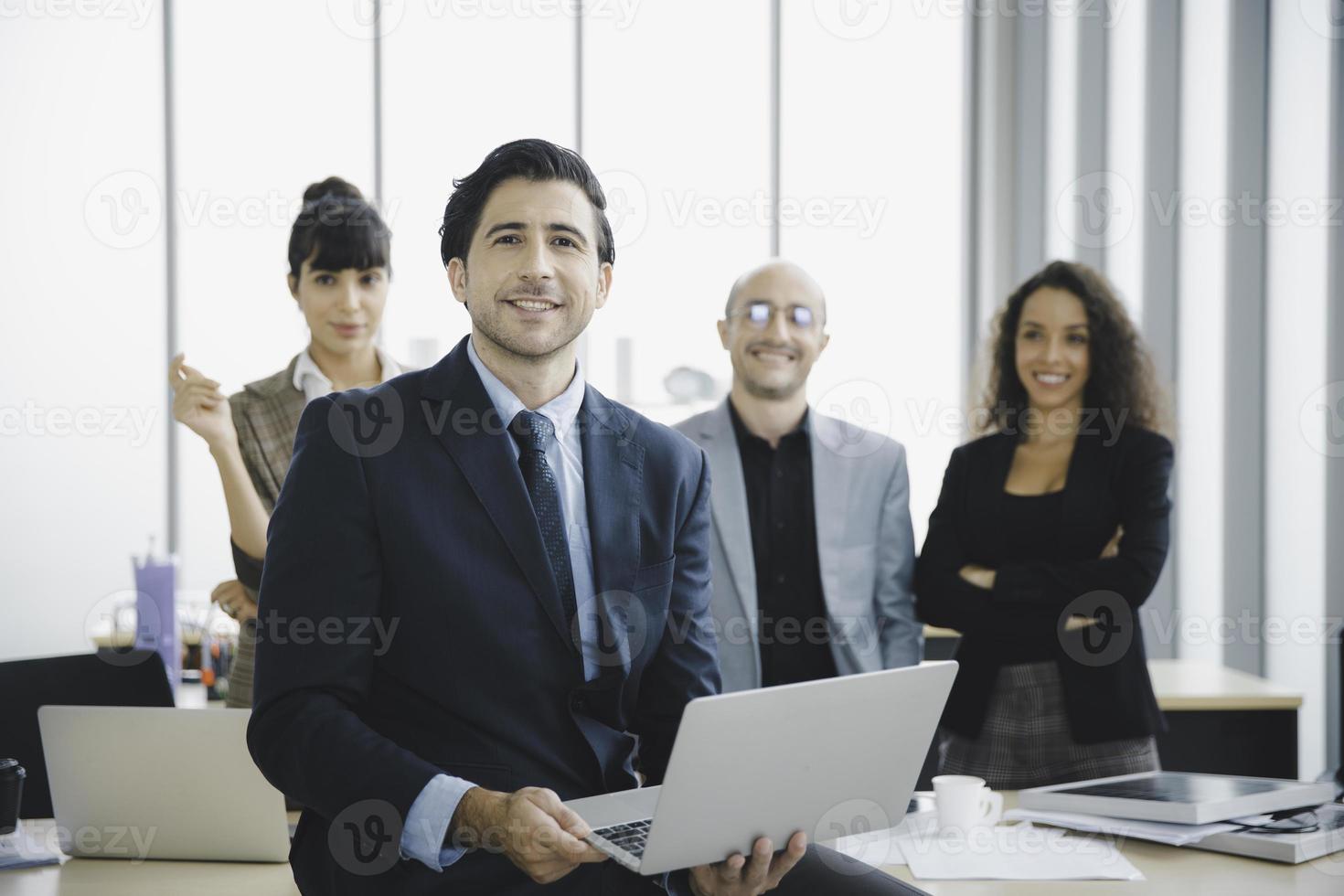 fiducia sorridente gruppo di affari persone che lavorano in un ufficio moderno, concetto di collaborazione persone lavoro di squadra foto