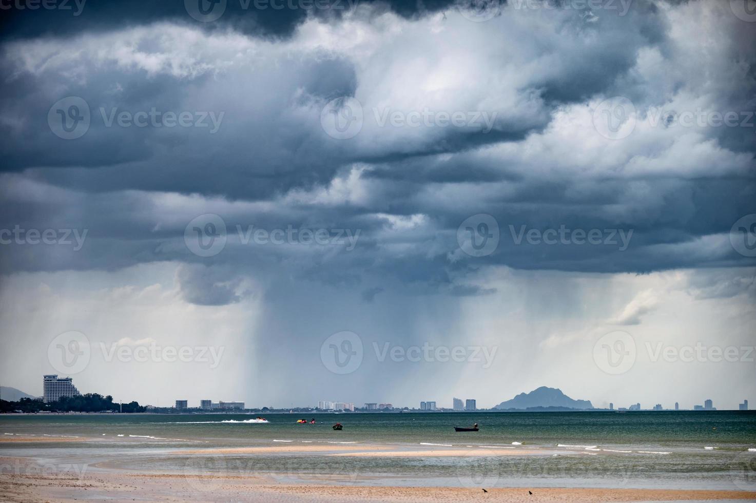 drammatico tempestoso con pioggia che cade sulla costa nel clima tropicale foto