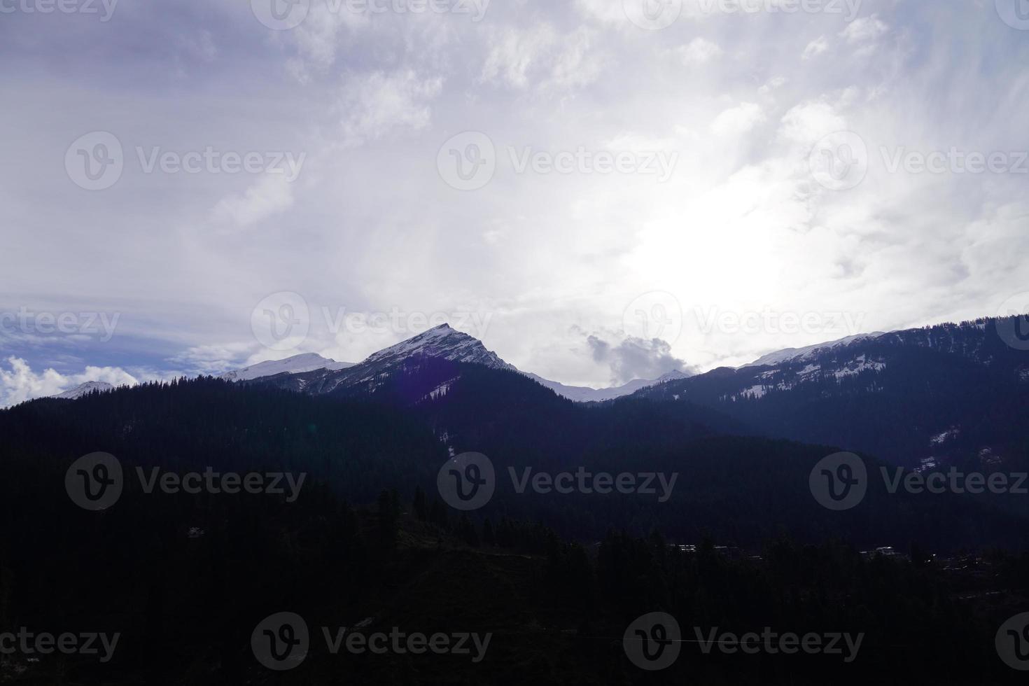 bella vista di una montagna immagini foto