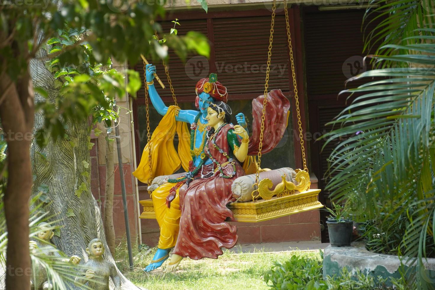 dio indù indiano shree krishna con radha nel parco foto