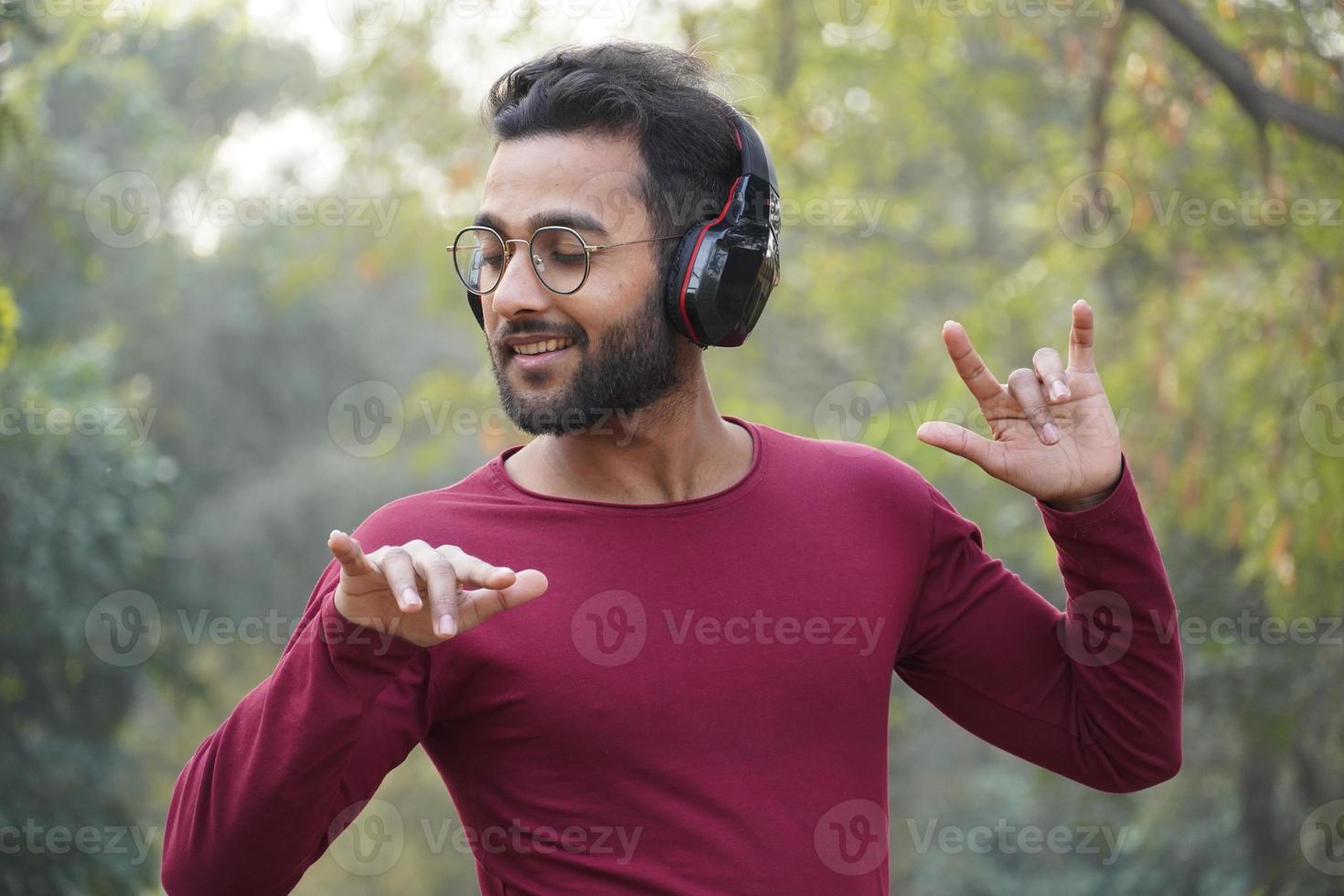 un ragazzo intelligente che ascolta una canzone foto