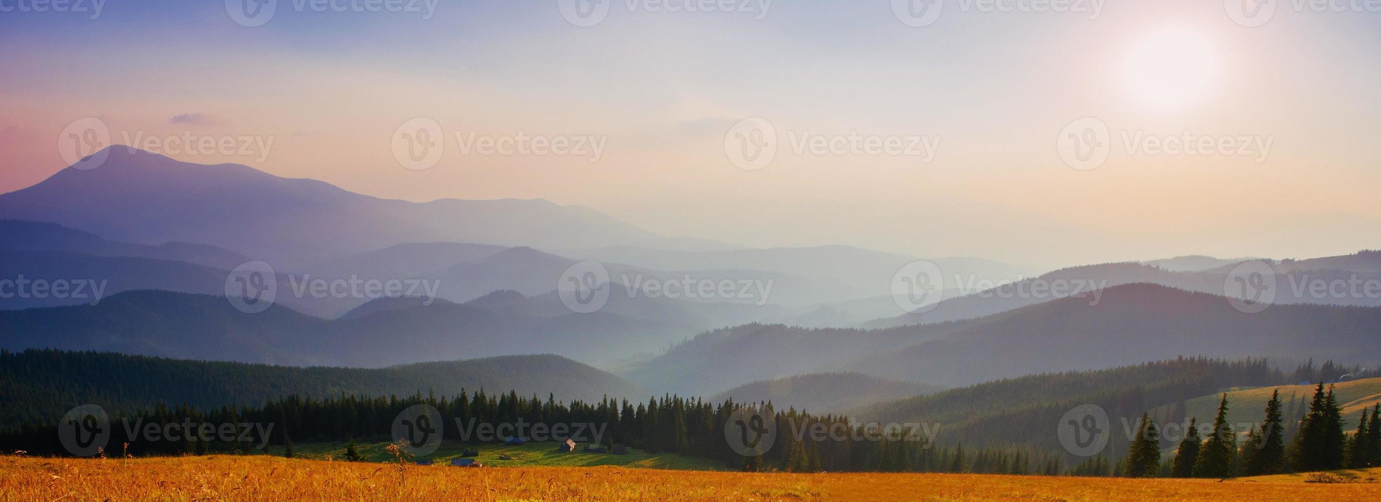 bel tramonto nelle montagne dei Carpazi ucraina foto