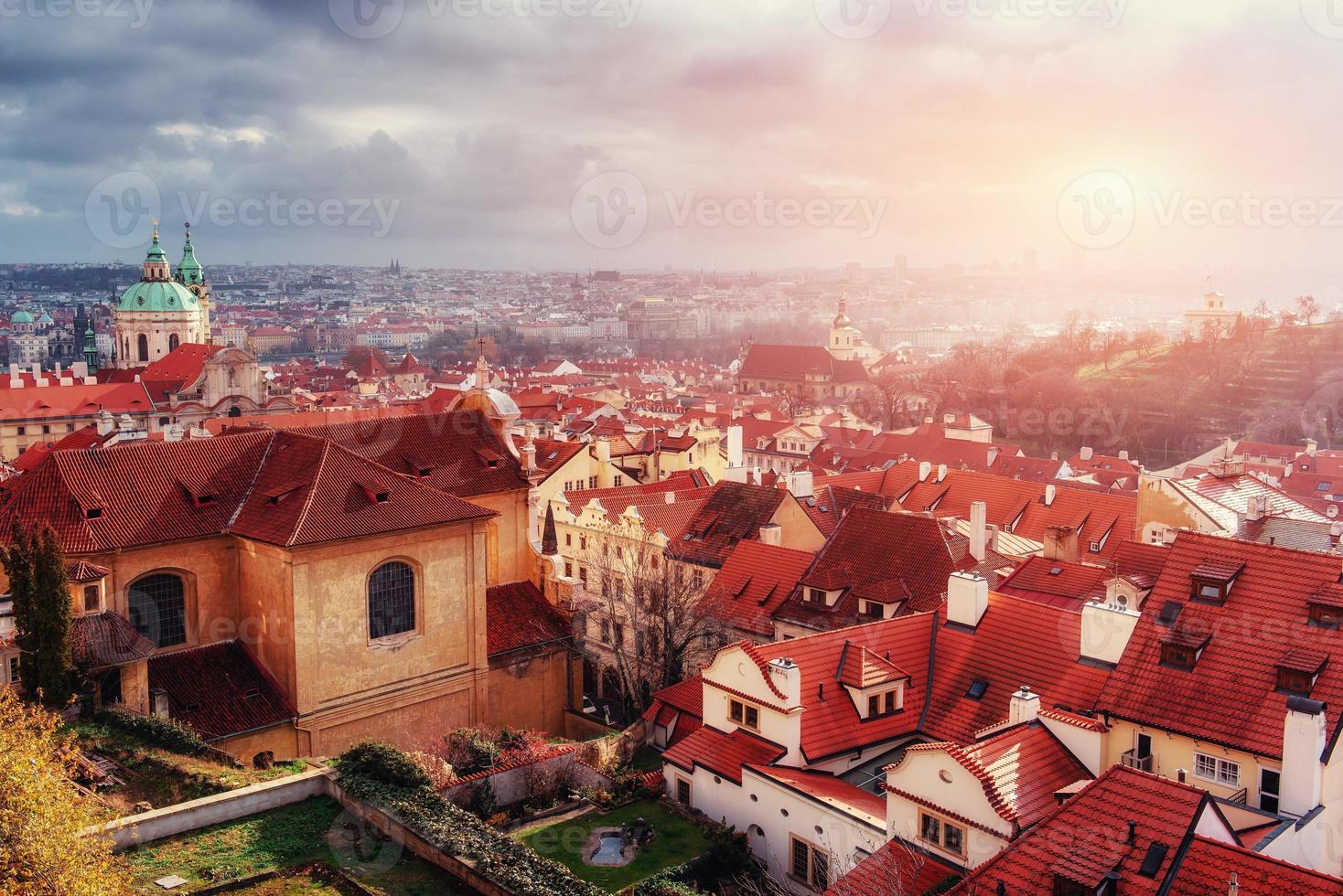 st. cattedrale di vitus e tetti di praga foto