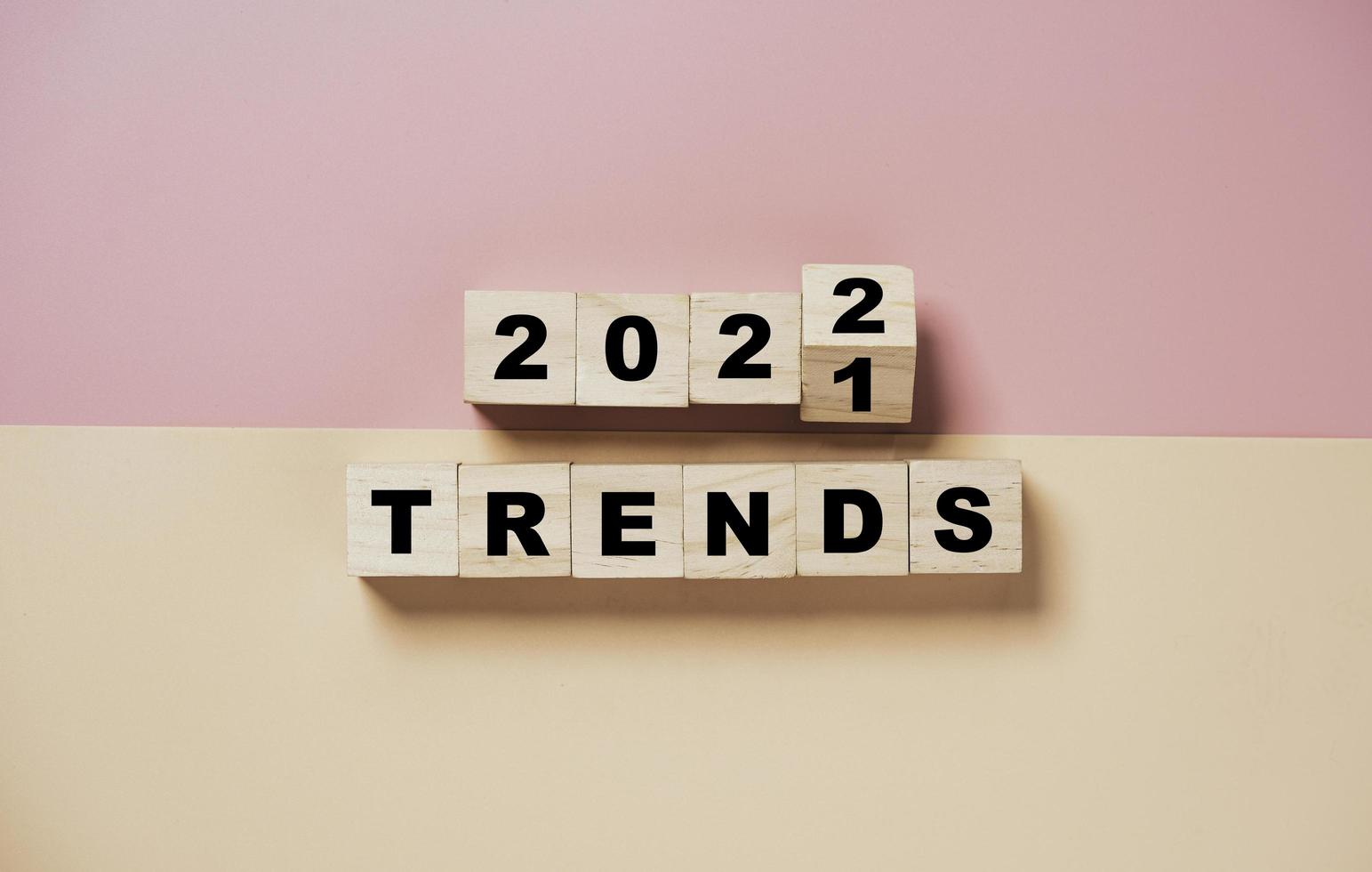 ribaltamento dal 2021 al 2022 su blocco cubo di legno con formulazione di tendenza per la tendenza della moda del nuovo anno e il concetto di cambiamento aziendale. foto