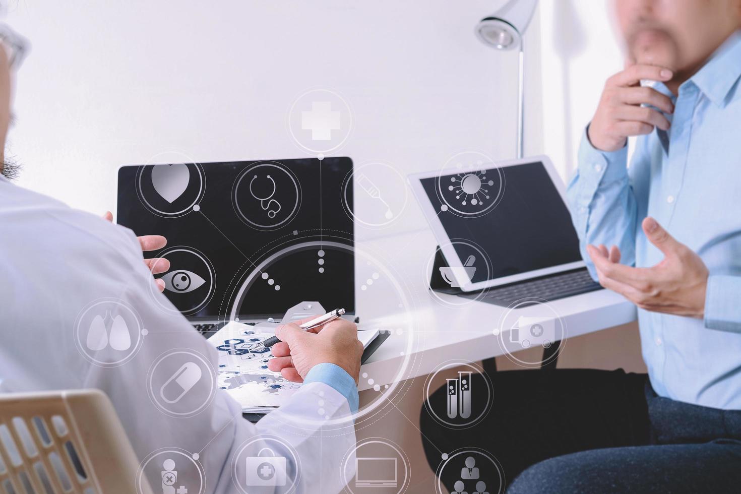 medico in abito bianco uniforme cappotto consulenza uomo d'affari paziente che ha esame come concetto di professionalità ospedaliera foto