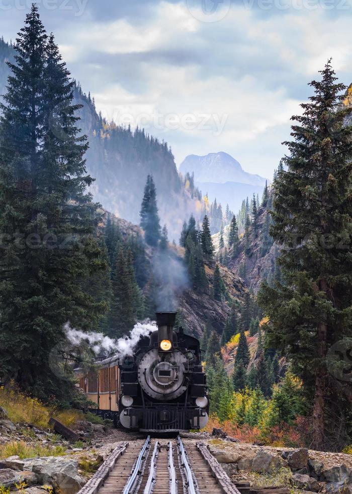 motore a vapore della ferrovia d'epoca nelle montagne rocciose. foto