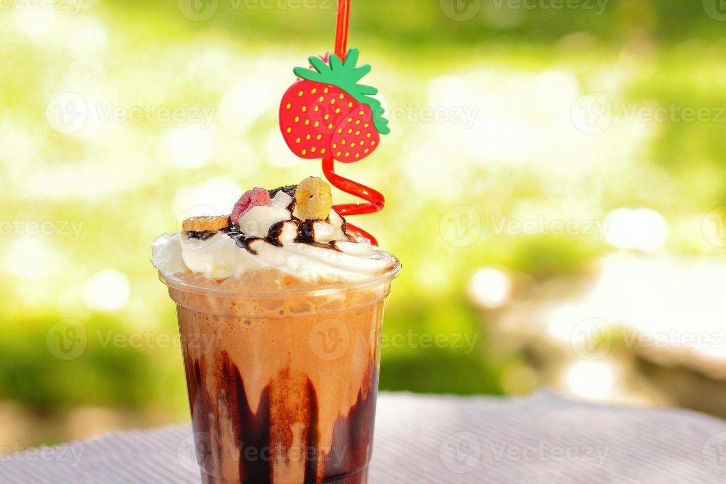 frullato al cioccolato e latte con panna e biscotti foto