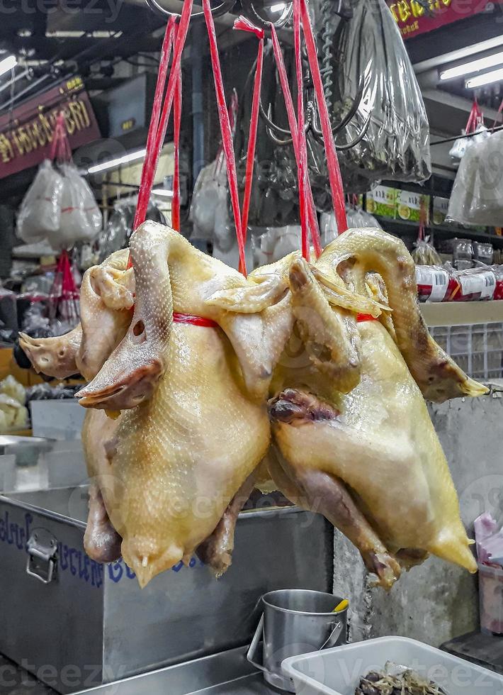 disgustoso mercato cinese del cibo di strada tailandese città cinese di bangkok in tailandia. foto