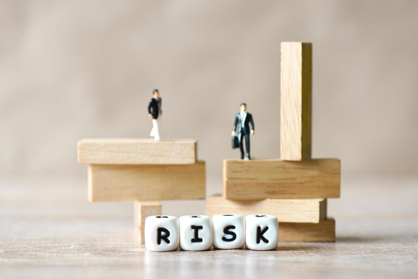 concetto di business di rischio, l'uomo d'affari sta su blocchi di legno. idea di gestione e controllo del rischio foto