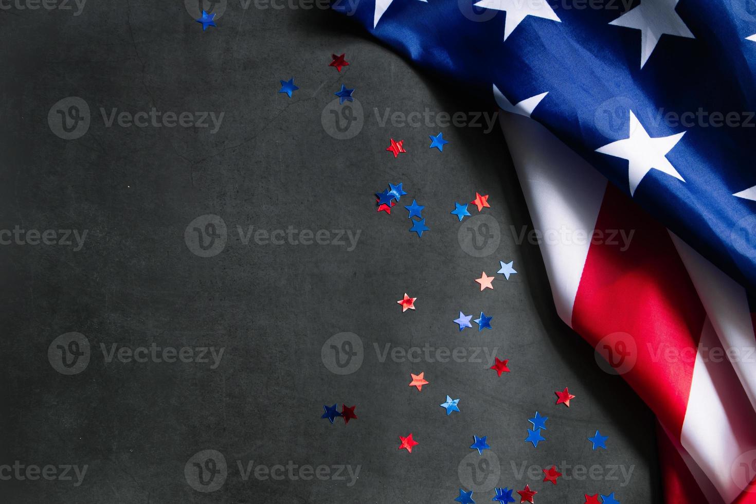 bandiera americana e stelle su sfondo scuro. foto