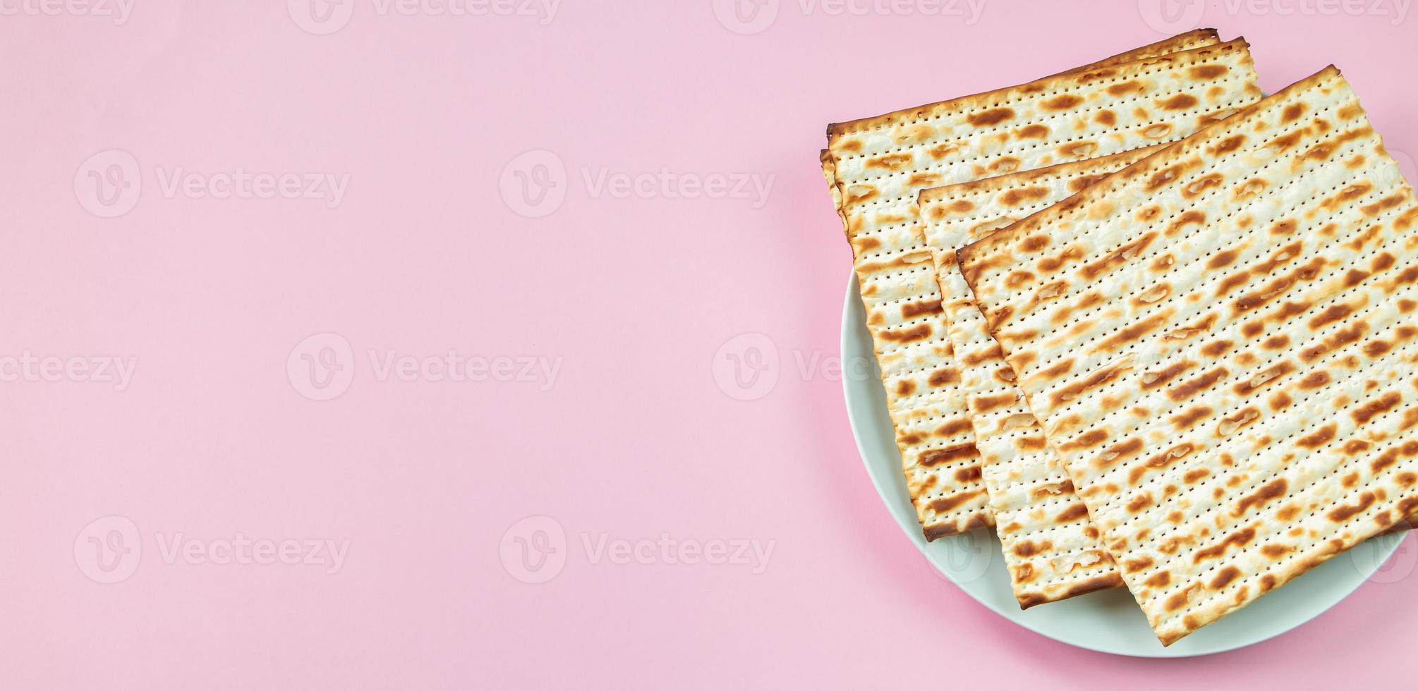 matzo su sfondo rosa. foto