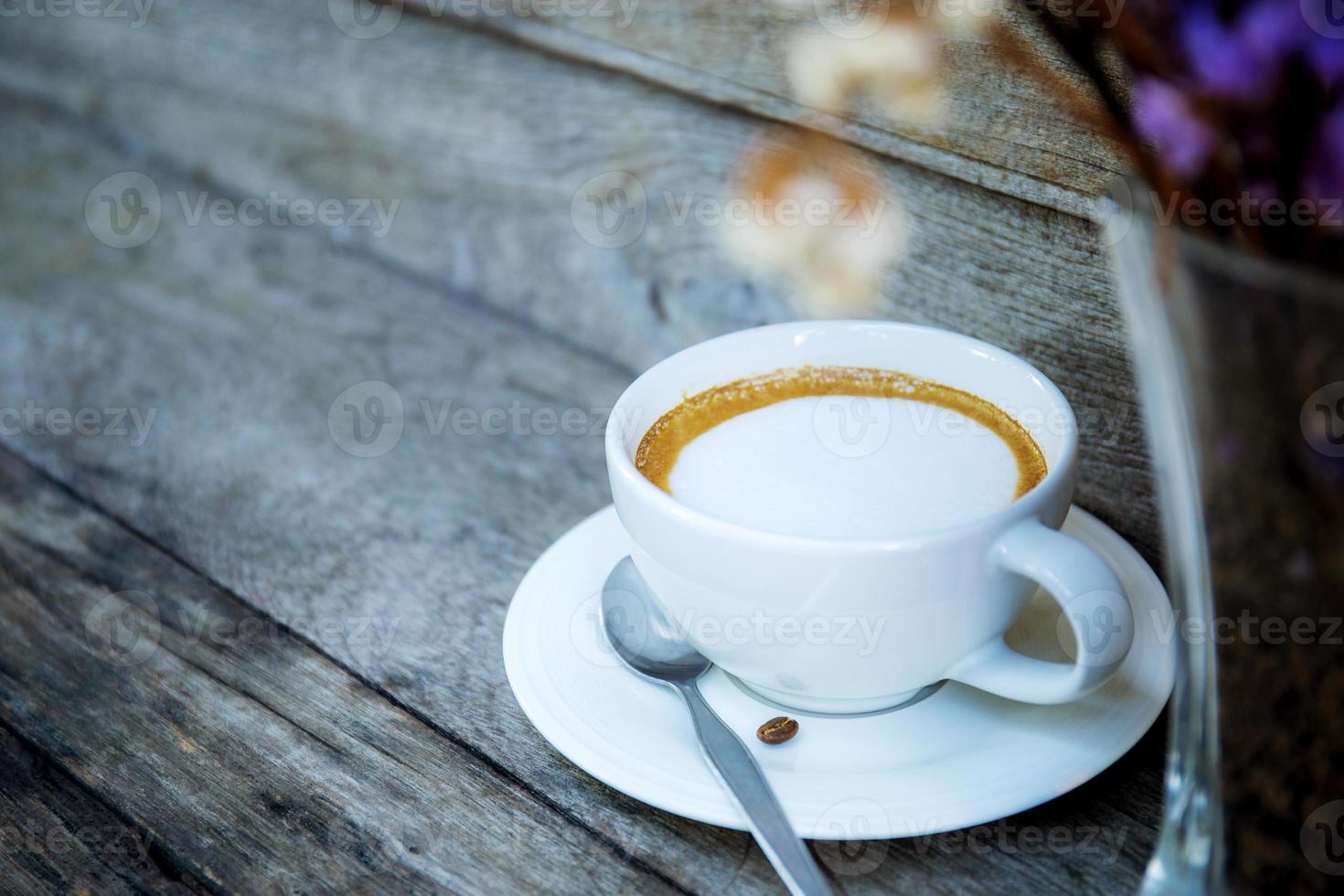 tazza di caffè e vaso sul tavolo. foto