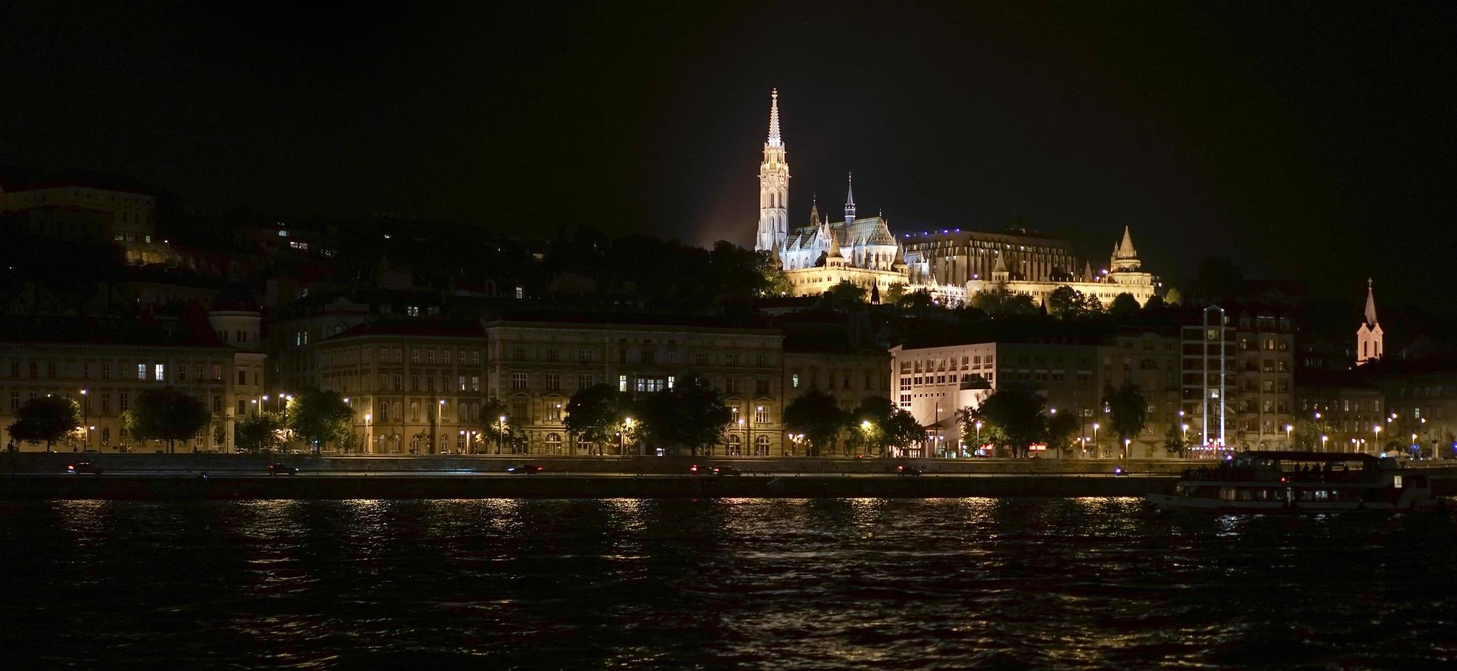 budapest, Ungheria, 2014. Chiesa di Mattia illuminata di notte a budapest foto