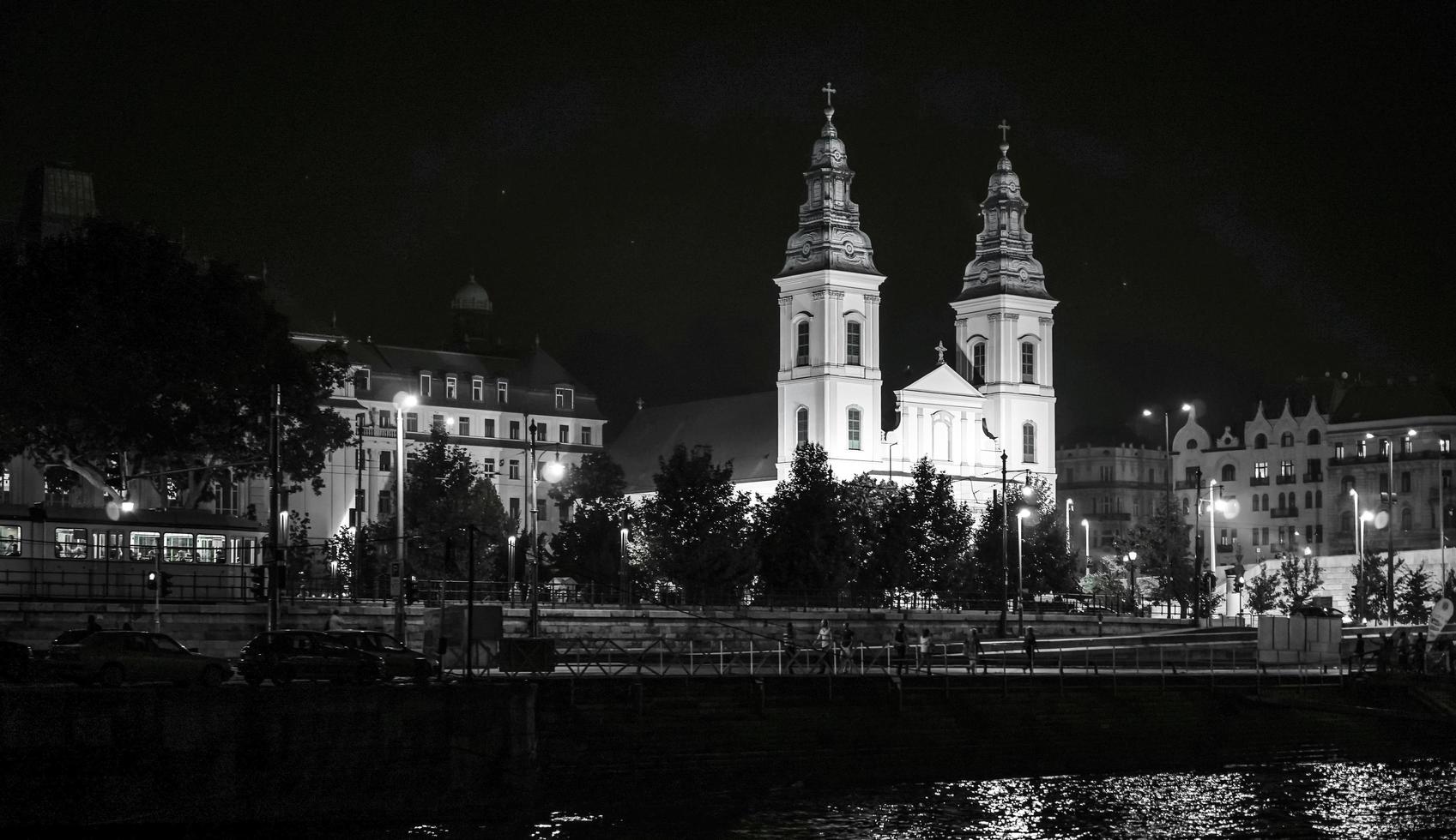 budapest, Ungheria, 2014. szent anna templom illuminata di notte a budapest foto