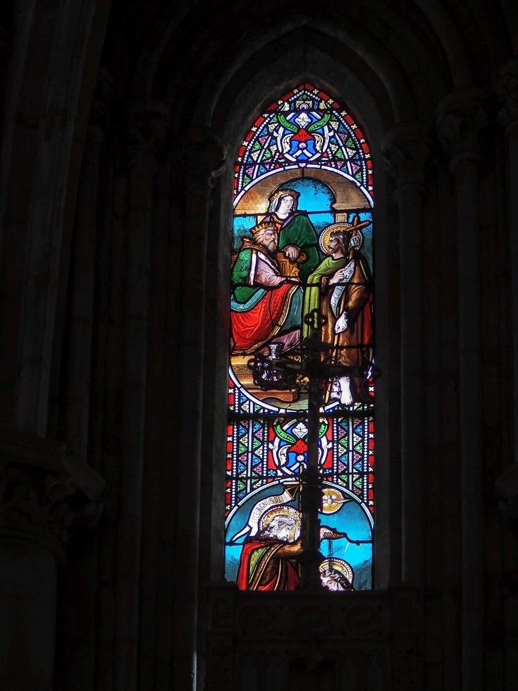 bordeaux, francia, 2016. vetrata nella basilica di san seurin a bordeaux foto