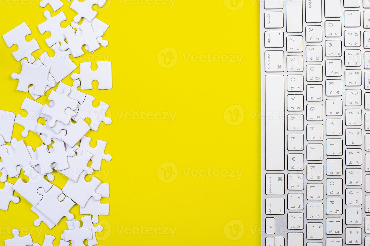 un puzzle su un'idea di business sfondo giallo foto