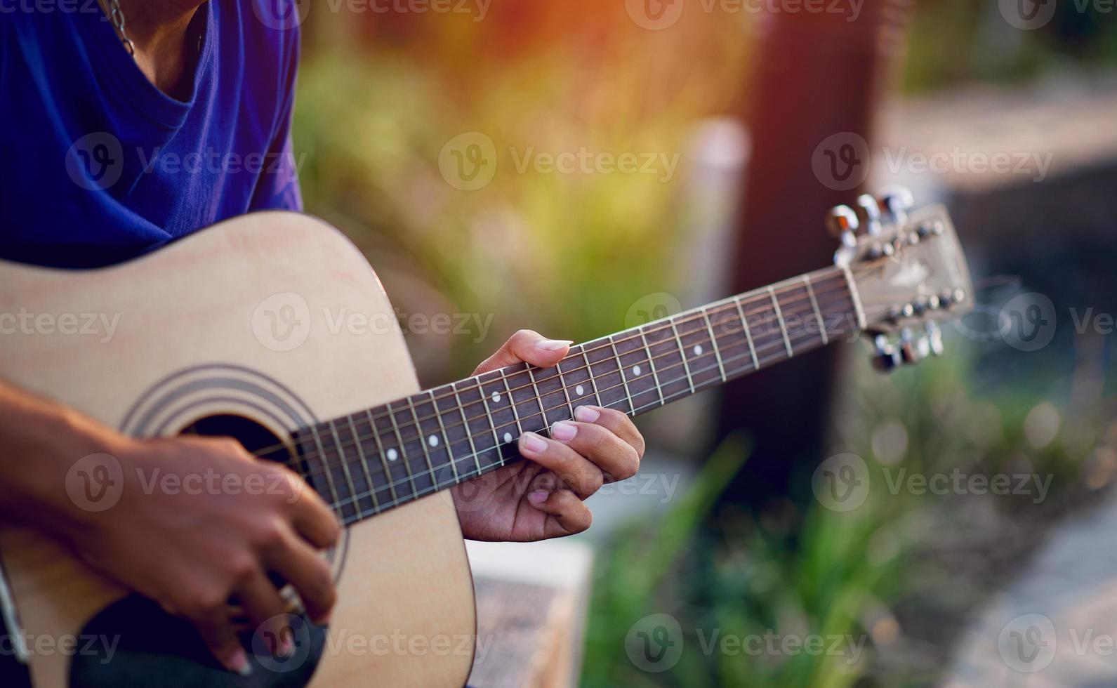 mani e chitarre di chitarristi che suonano concetti di chitarra, strumenti musicali foto