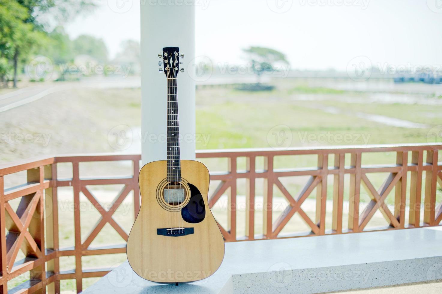 chitarra acustica, strumenti musicali per chi ama la musica, concetti di chitarra foto