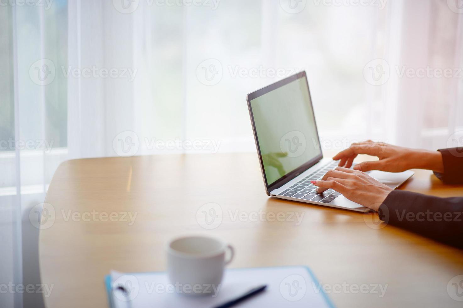 le mani del computer degli uomini d'affari stanno lavorando. nel concetto di affari foto