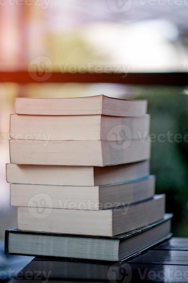 libro posizionato sulla scrivania un sacco di libri, bei colori per lo studio, la conoscenza, l'istruzione - immagini foto